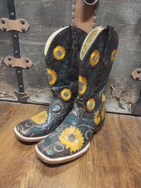 🌻Sunflower Tooled Leather Boots 🌻